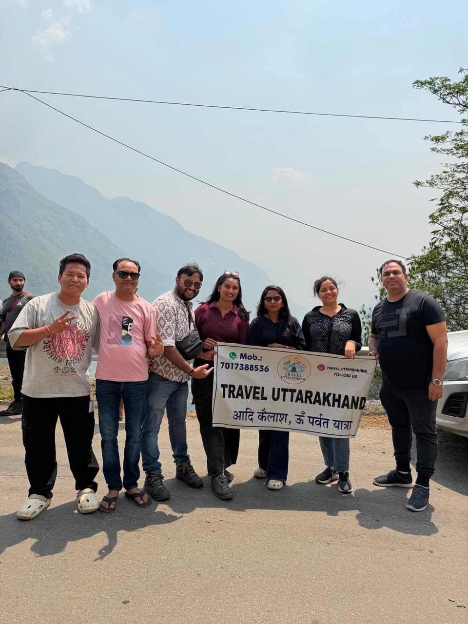 Group photo beside the Kali river valley