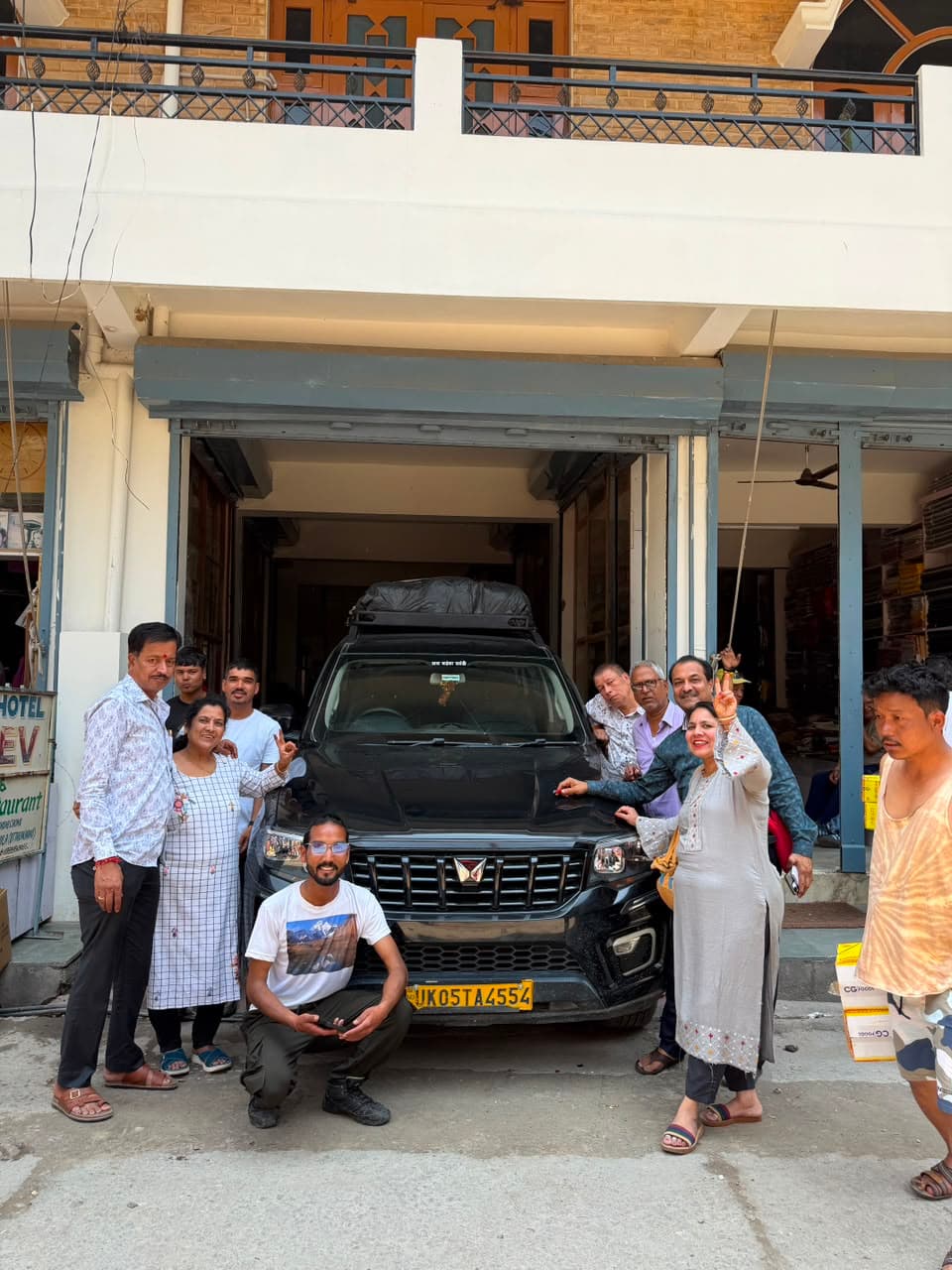 Travel Uttarakhand team and vehicle, Pithoragarh